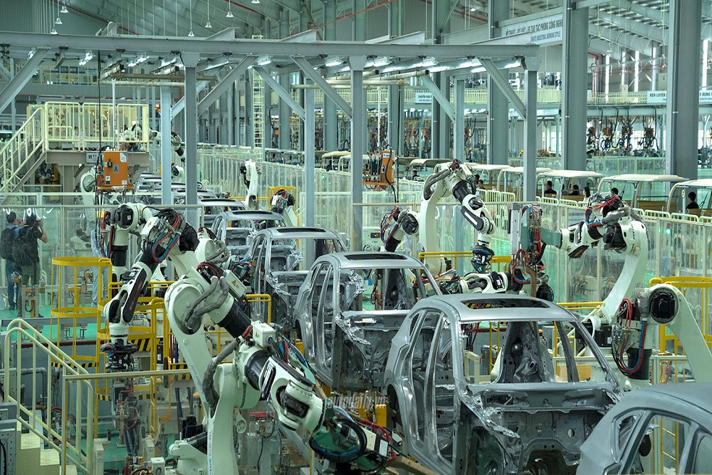 Quy trình lắp ráp ô tô đòi hỏi sự tập trung cao độ, sự liên kết chặt chẽ giữa nhân công và rô bốt hỗ trợ Quy trình lắp ráp ô tô đòi hỏi sự tập trung cao độ, sự liên kết chặt chẽ giữa nhân công và rô bốt hỗ trợ