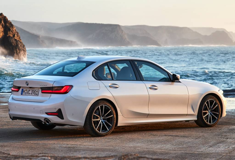 So với BMW 320i cũ, phiên bản mới sở hữu ngoại hình hiện đại, hầm hố hơn