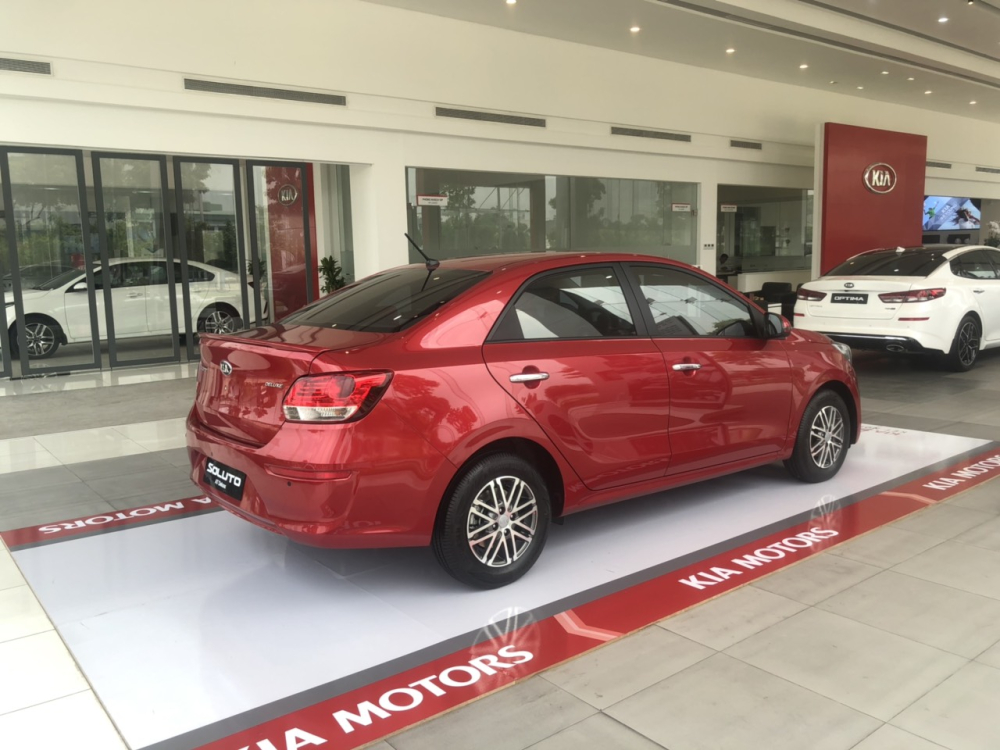 Kia Soluto hiện đang được ph&acirc;n phối với 3 phi&ecirc;n bản c&ugrave;ng mức gi&aacute; từ 399 &ndash; 455 triệu đồng