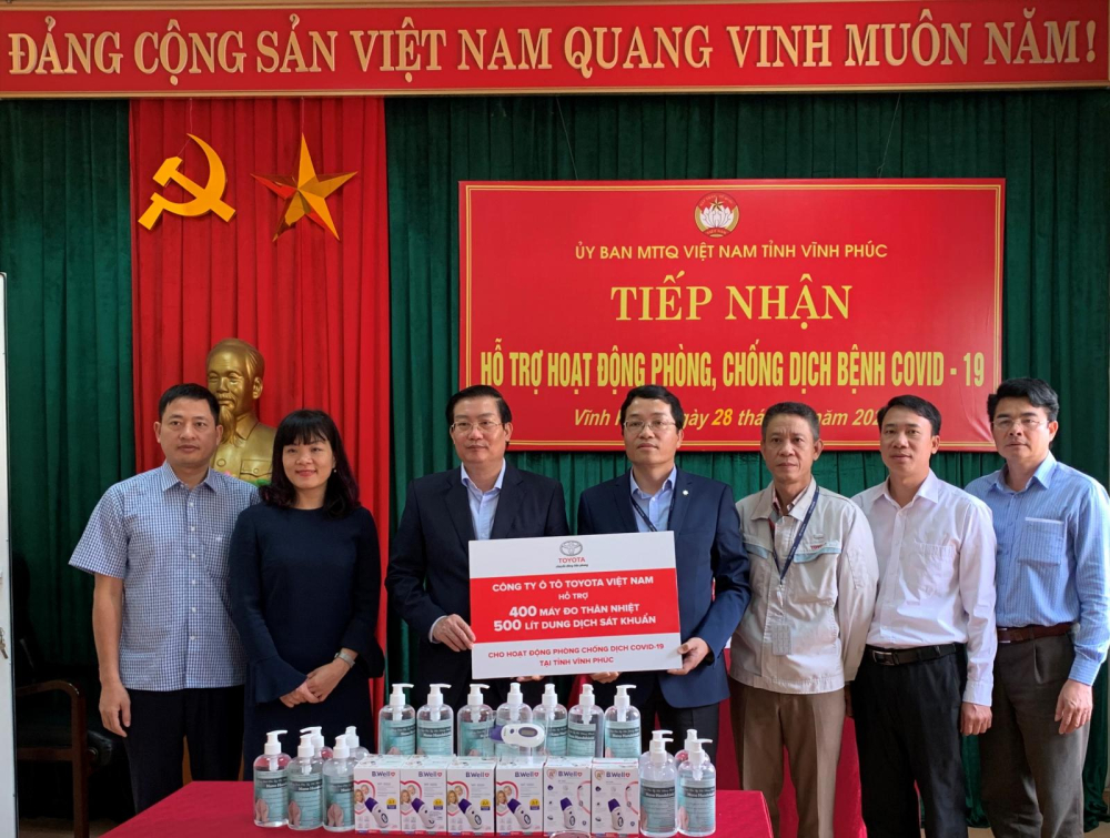 Trước đ&oacute; hồi th&aacute;ng 2, Toyota Việt Nam đ&atilde; hỗ trợ tỉnh Vĩnh Ph&uacute;c hơn 1 tỷ đồng gồm c&aacute;c trang thiết bị hỗ trợ c&ocirc;ng t&aacute;c ph&ograve;ng dịch