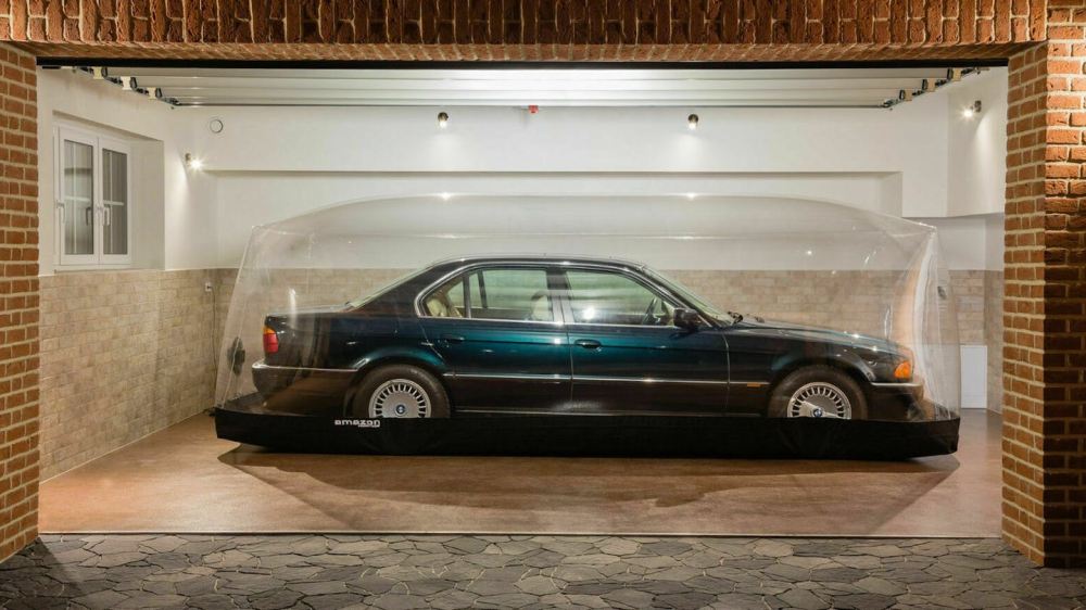 Chiếc BMW 740i nằm trong bong b&oacute;ng bơm hơi suốt 2 thập kỷ