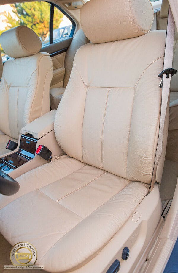 Ghế của chiếc BMW 740i được bọc da m&agrave;u kem sang trọng
