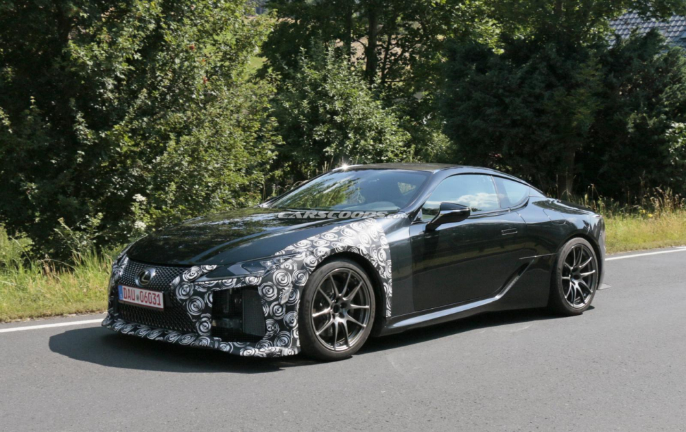 Lexus LC-F 2022 chạy tr&ecirc;n đường thử