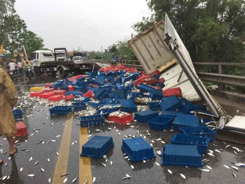 Thùng chở hàng phía sau của chiếc ô tô tải bị vỡ nát