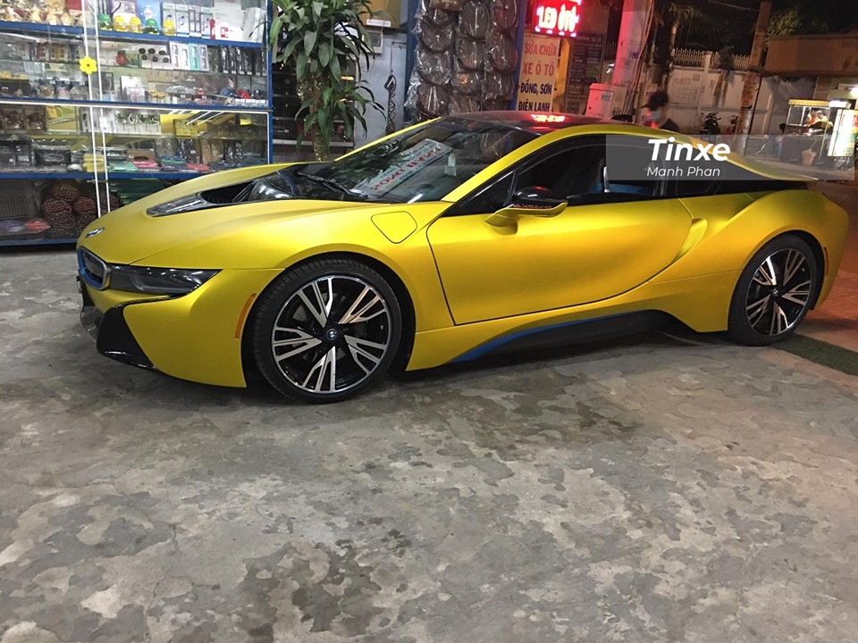 Không tiết lộ chi phí cho lần thay áo vàng nhám cho BMW i8, nhưng chủ nhân chiếc xe thể thao này khá hài lòng với diện mạo mới của mẫu xe hybrid. Bộ áo đề-can vàng nhám phối hợp các chi tiết sơn đen theo nguyên bản của xe.