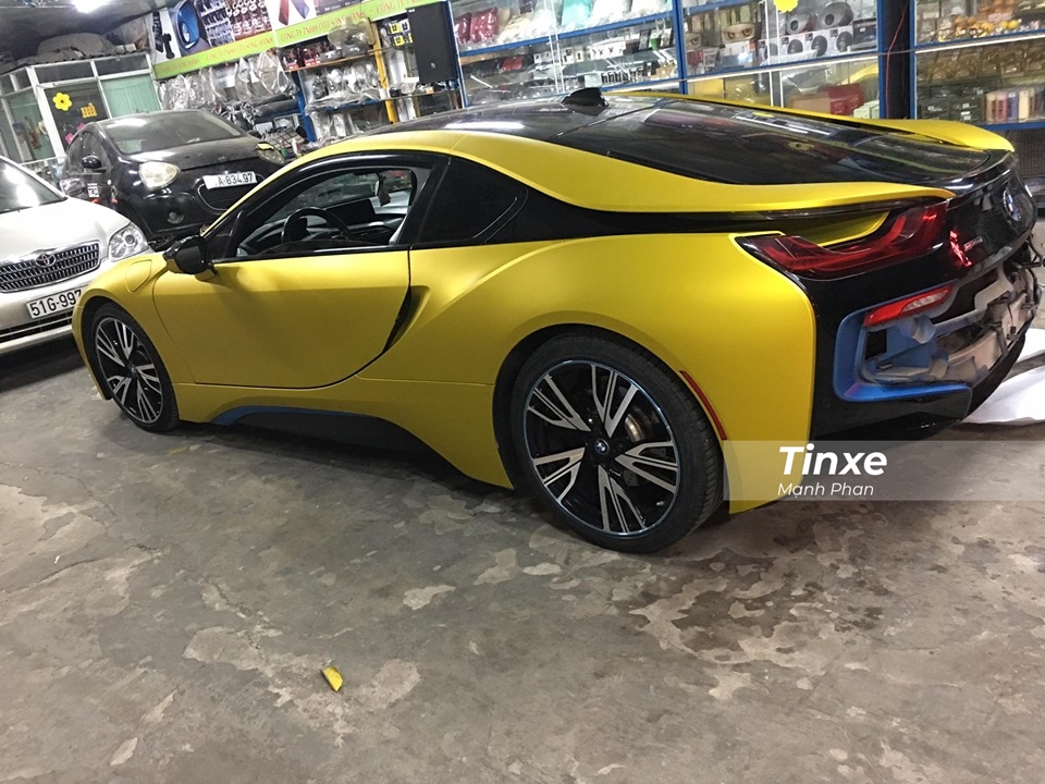 Khi kết hợp hai động cơ xăng và điện này lại với nhau, chiếc xe thể thao BMW i8 này có công suất tổng cộng là 362 mã lực và mô-men xoắn cực đại 570 Nm. Hệ truyền động hybrid trên BMW i8 sẽ đi kèm với hộp số tự động 6 cấp.