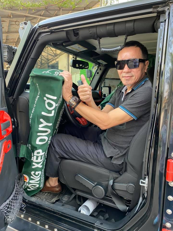 Ông Lâm Tấn Lợi cùng những chiếc võng xếp và xe Jeep Wrangler Unlimited Sport Ông Lâm Tấn Lợi cùng những chiếc võng xếp và xe Jeep Wrangler Unlimited Sport
