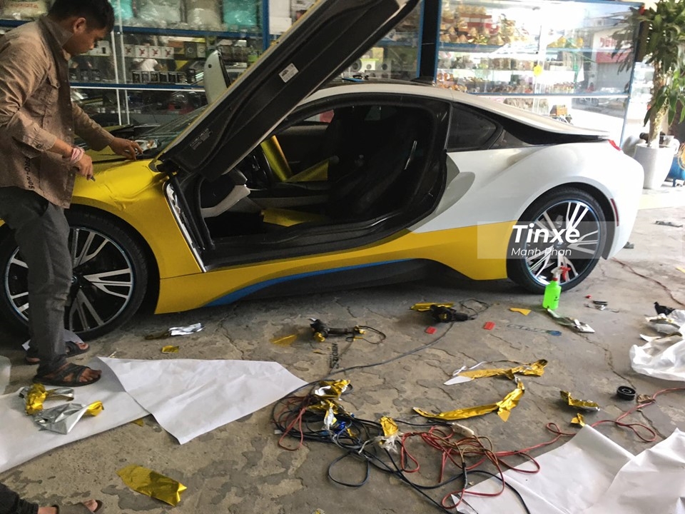 Nguyên bản chiếc xe thể thao BMW i8 này có màu sơn trắng nhưng nay đã được cho thay qua bộ áo vàng nhám nổi bật.