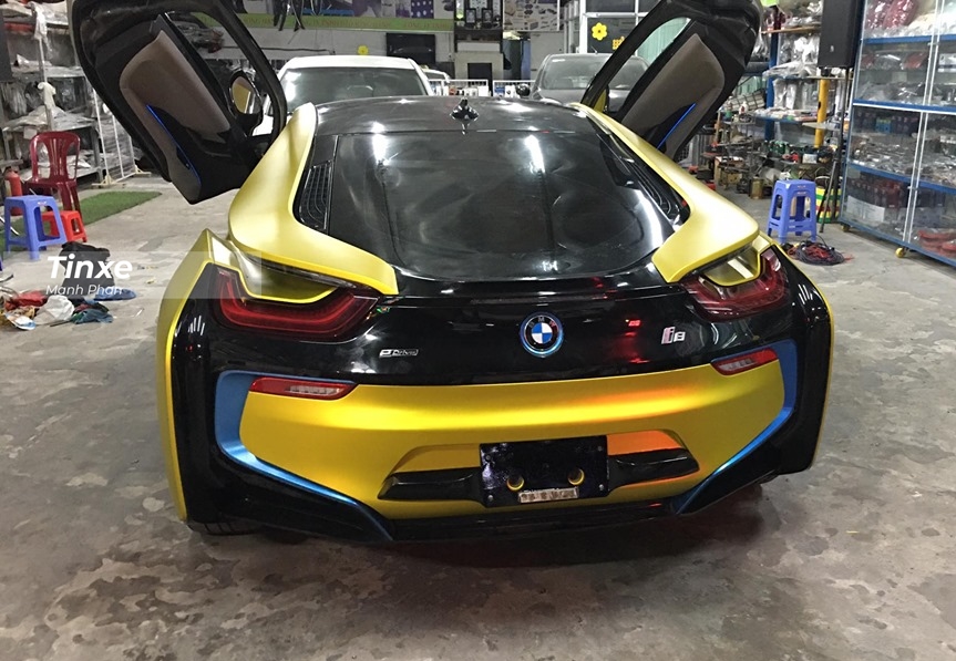 Mẫu xe thể thao BMW i8 vàng nhám có thời gian tăng tốc từ vị trí xuất phát lên 100km/h chỉ trong khoảng thời gian 4,4 giây trước khi đạt vận tốc tối đa 250 km/h. Chỉ với động cơ điện, chiếc xe thể thao BMW i8 có thể hoàn thành quãng đường dài 35km và đạt vận tốc tối đa 120km/h.