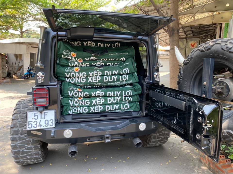 Chiếc Jeep Wrangler Unlimited Sport của ông chủ Duy Lợi được chất đầy võng xếp Chiếc Jeep Wrangler Unlimited Sport của ông chủ Duy Lợi được chất đầy võng xếp