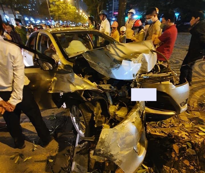 Chiếc Toyota Vios thiệt hại kh&aacute; nghi&ecirc;m trọng