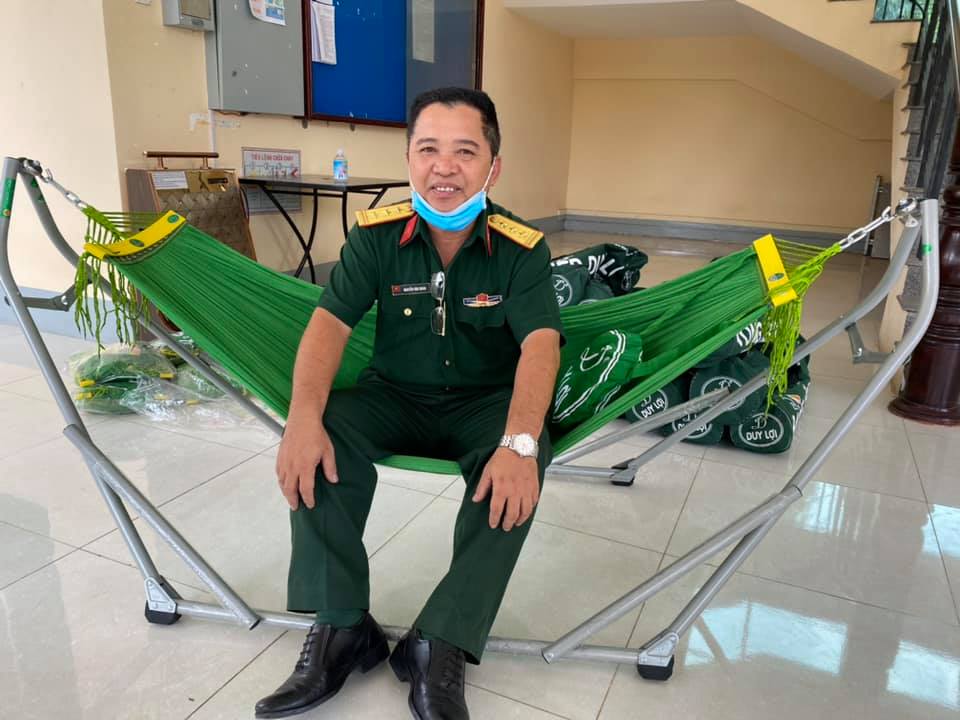 Một sĩ quan quân đội ngồi trên võng xếp Duy Lợi được mang đến ký túc xá Đại Học Quốc Gia Một sĩ quan quân đội ngồi trên võng xếp Duy Lợi được mang đến ký túc xá Đại Học Quốc Gia