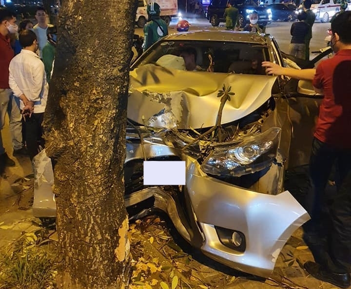 Chiếc Toyota Vios t&ocirc;ng v&agrave;o gốc c&acirc;y b&ecirc;n đường