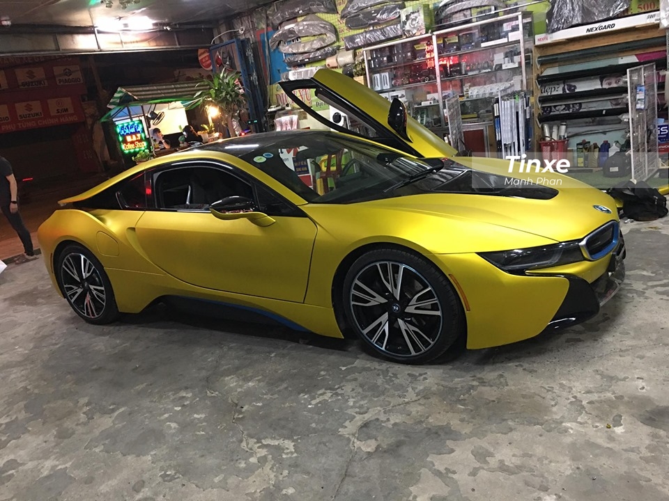 Mẫu xe thể thao BMW i8 mới thay áo vàng nhám vẫn sở hữu động cơ 3 xy lanh, dung tích 1.5 lít, TwinPower Turbo và một động cơ điện sản sinh công suất tối đa 131 mã lực và mô-men xoắn cực đại 250 Nm.
