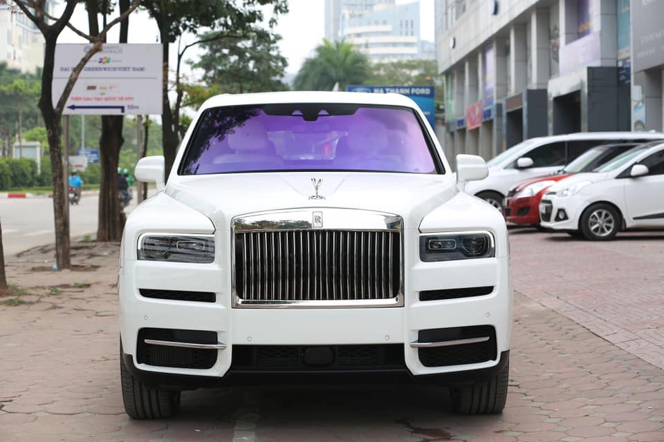 Bất chấp Covid-19 đang diễn biến phức tạp, Rolls-Royce Cullinan mới toanh vẫn xuất hiện tr&ecirc;n vỉa h&egrave; H&agrave; Nội