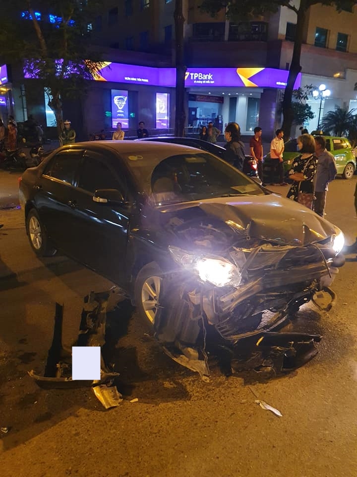Trước đ&oacute; chiếc Toyota Vios đ&atilde; xảy ra va chạm với xe Toyota Corolla Altis ở ng&atilde; 4