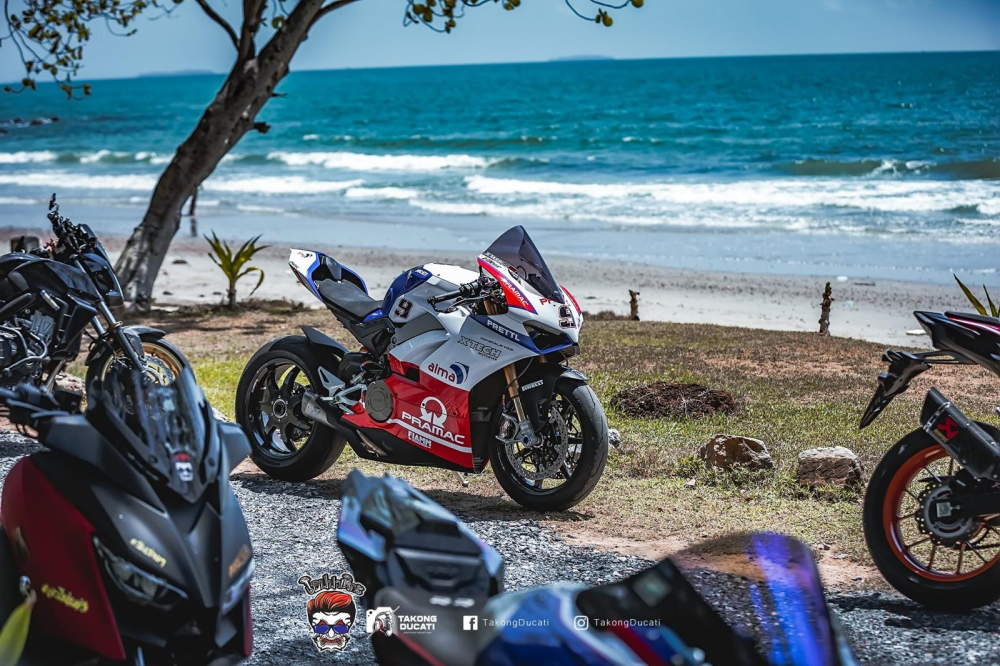 Ducati Panigale V4 độ Pramac cạnh b&atilde;i biển tại Th&aacute;i Lan