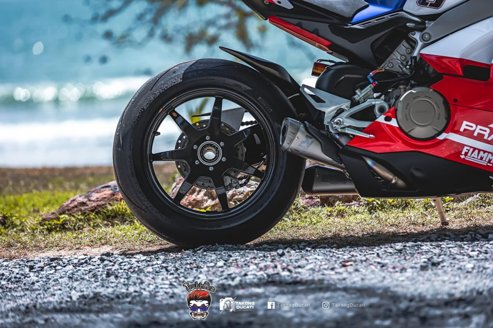 D&agrave;n ch&acirc;n full carbon c&ugrave;ng lon p&ocirc; Akrapovic titan tr&ecirc;n Panigale V4