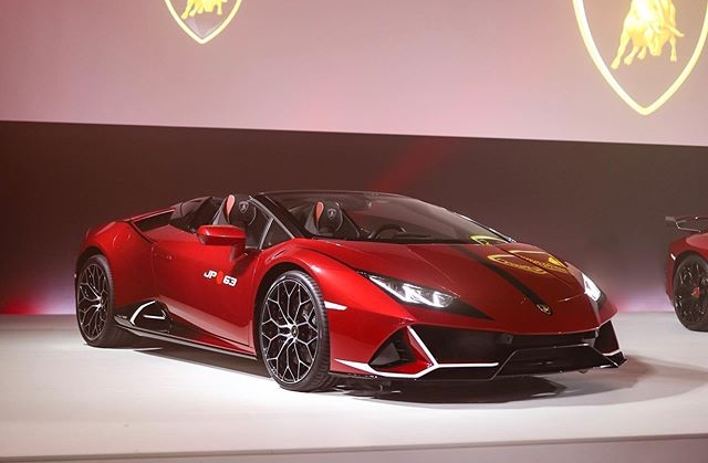 Chưa hết, chiếc siêu xe Lamborghini Huracan EVO Spyder “Kabuki” của đại gia Nhật Bản còn có bộ mâm Narvi đa chấu kích thước 20 inch và được hoàn thiện đặc biệt với bề mặt phay kim cương, một tùy chọn không có sẵn của hãng siêu xe Lamborghini. Phiên bản này có khả năng phanh không thua gì khả năng tăng tốc của nó cũng như khả năng đánh lái của các bánh xe . Chưa hết, chiếc siêu xe Lamborghini Huracan EVO Spyder “Kabuki” của đại gia Nhật Bản còn có bộ mâm Narvi đa chấu kích thước 20 inch và được hoàn thiện đặc biệt với bề mặt phay kim cương, một tùy chọn không có sẵn của hãng siêu xe Lamborghini. Phiên bản này có khả năng phanh không thua gì khả năng tăng tốc của nó cũng như khả năng đánh lái của các bánh xe .
