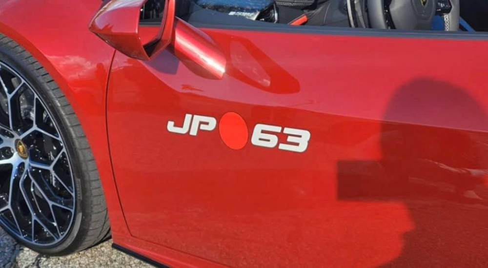 Bên hông siêu xe Lamborghini Huracan EVO Spyder “Kabuki” độc bản tại xứ sở hoa anh đào còn có logo JP63. Nhiều khả năng JP là viết tắt của Japan. Bên hông siêu xe Lamborghini Huracan EVO Spyder “Kabuki” độc bản tại xứ sở hoa anh đào còn có logo JP63. Nhiều khả năng JP là viết tắt của Japan.