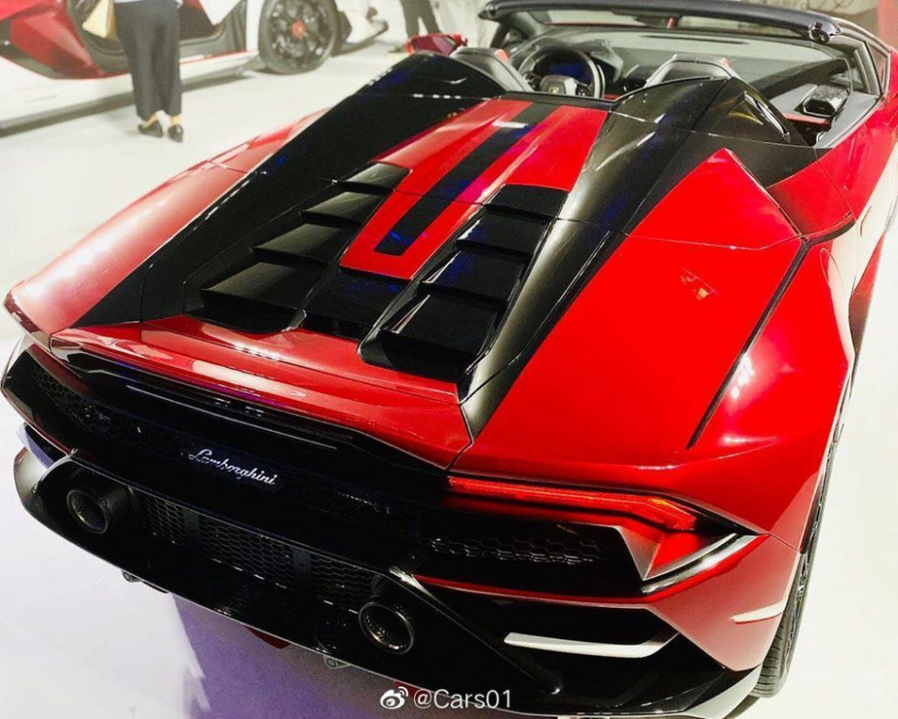 Phần đuôi xe Lamborghini Huracan EVO Spyder “Kabuki” hầm hố hơn với kiểu thiết kế 2 ống pô lớn đặt cao so với phiên bản cũ và phía dưới là hốc gió có chức năng cải thiện khí động học cho xe . Phần đuôi xe Lamborghini Huracan EVO Spyder “Kabuki” hầm hố hơn với kiểu thiết kế 2 ống pô lớn đặt cao so với phiên bản cũ và phía dưới là hốc gió có chức năng cải thiện khí động học cho xe .
