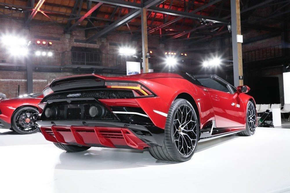 Siêu xe Lamborghini Huracan EVO Spyder “Kabuki” vẫn sử dụng khối động cơ V10, hút khí tự nhiên, dung tích 5.2 lít, mang đến công suất tối đa 640 mã lực và mô-men xoắn cực đại 600 Nm. Siêu xe mui trần này có khả năng tăng tốc từ vị trí xuất phát lên 100 km/h chỉ trong thời gian 3,1 giây trước khi đạt tốc độ tối đa là 325 km/h. Siêu xe Lamborghini Huracan EVO Spyder “Kabuki” vẫn sử dụng khối động cơ V10, hút khí tự nhiên, dung tích 5.2 lít, mang đến công suất tối đa 640 mã lực và mô-men xoắn cực đại 600 Nm. Siêu xe mui trần này có khả năng tăng tốc từ vị trí xuất phát lên 100 km/h chỉ trong thời gian 3,1 giây trước khi đạt tốc độ tối đa là 325 km/h.