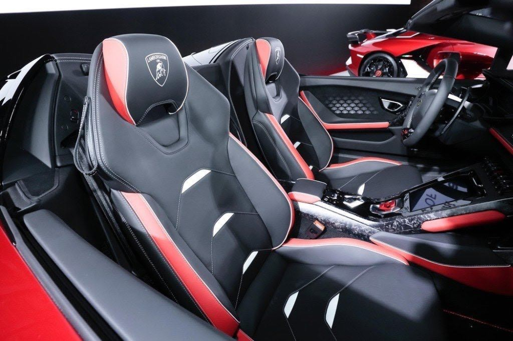 Phần nội thất của Lamborghini Huracan EVO Spyder “Kabuki” vẫn là sư kết hợp hài hòa giữa các tông màu chủ đạo đen-đỏ kết hợp trắng vô cùng tinh tế và nhiều chi tiết được ốp thêm vật liệu carbon đúc Forged Composite đẹp mắt. Phần nội thất của Lamborghini Huracan EVO Spyder “Kabuki” vẫn là sư kết hợp hài hòa giữa các tông màu chủ đạo đen-đỏ kết hợp trắng vô cùng tinh tế và nhiều chi tiết được ốp thêm vật liệu carbon đúc Forged Composite đẹp mắt.