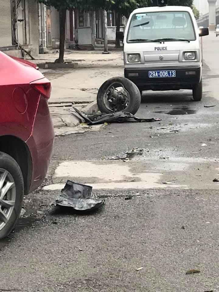 Một bánh xe của Mazda rơi ra khỏi xe Một bánh xe của Mazda rơi ra khỏi xe