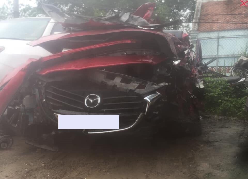 Chiếc Mazda đã được đưa về bãi xe Chiếc Mazda đã được đưa về bãi xe