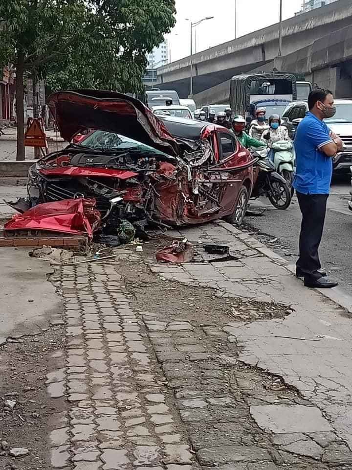 Chiếc xe Mazda hư hỏng nghiêm trọng Chiếc xe Mazda hư hỏng nghiêm trọng