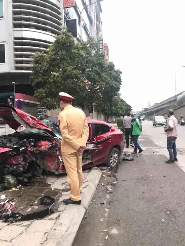 Lực lượng chức năng tại hiện trường vụ tai nạn Lực lượng chức năng tại hiện trường vụ tai nạn