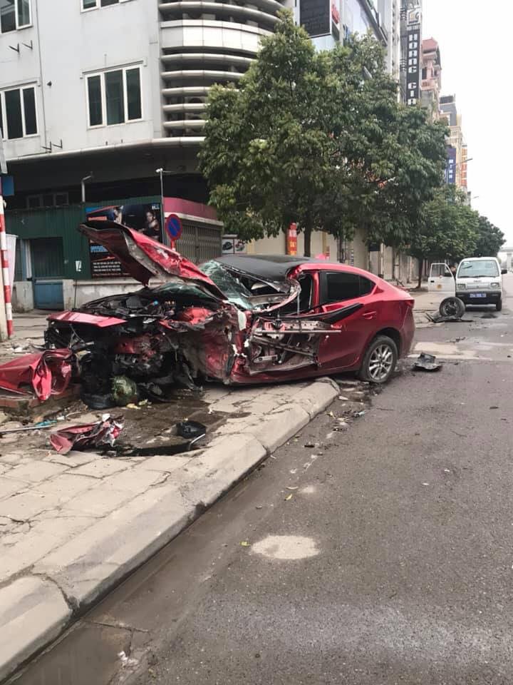Hiện trường vụ tai nạn xe Mazda vào sáng nay Hiện trường vụ tai nạn xe Mazda vào sáng nay