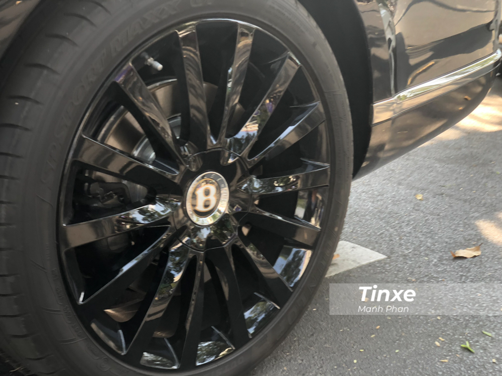 Bộ mâm của Bentley Mulsanne W.O. Edition hoàn thành màu đen bóng với chụp mâm viền vàng Bộ mâm của Bentley Mulsanne W.O. Edition hoàn thành màu đen bóng với chụp mâm viền vàng
