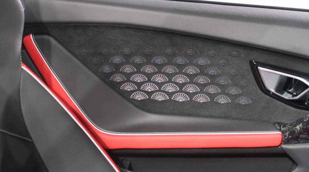 Đặc biệt là bên trong khoang lái của siêu xe Lamborghini Huracan EVO Spyder “Kabuki” có họa tiết thêu hình cánh quạt trên thành cửa xe mang một nét cá nhân hóa vô cùng độc đáo, màu sắc biến đổi theo kiểu ngả màu từ sáng đến tối . Đặc biệt là bên trong khoang lái của siêu xe Lamborghini Huracan EVO Spyder “Kabuki” có họa tiết thêu hình cánh quạt trên thành cửa xe mang một nét cá nhân hóa vô cùng độc đáo, màu sắc biến đổi theo kiểu ngả màu từ sáng đến tối .