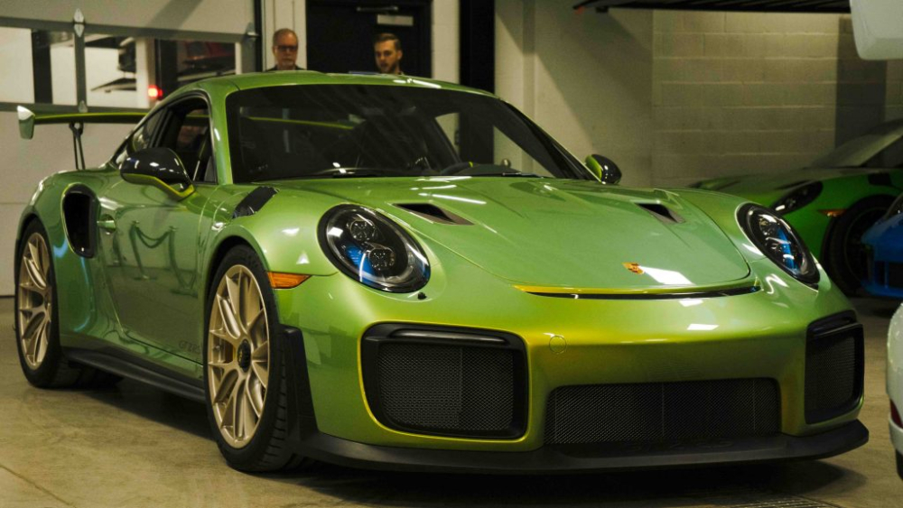 Khi nhắc đến dòng xe Porsche 911 người ta luôn nhớ đến những chiếc xe thể thao đầy tính cạnh tranh trên các cuộc đua tốc độ. Và khi Porsche 911 GT2 RS ra đời, hãng xe thể thao đến từ Đức đã tuyên bố đây chính là chiếc 911 mạnh nhất của mình. Một sự kiêu ngạo đầy thú vị. Khi nhắc đến dòng xe Porsche 911 người ta luôn nhớ đến những chiếc xe thể thao đầy tính cạnh tranh trên các cuộc đua tốc độ. Và khi Porsche 911 GT2 RS ra đời, hãng xe thể thao đến từ Đức đã tuyên bố đây chính là chiếc 911 mạnh nhất của mình. Một sự kiêu ngạo đầy thú vị.