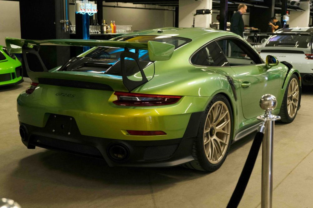 Tất nhiên là 911 GT2 RS đã sở hữu diện mạo đặc trưng không thể nhầm lẫn của mình trong hàng tá các sản phẩm của Porsche hay các đối thủ khác, tuy nhiên để đáp ứng nhu cầu đặc biệt riêng của chủ sở hữu thì bộ phận cá nhân hóa Porsche Exclusive Manufaktur đã giới thiệu đến công chúng những màu sơn Chromaflair độc quyền, các màu sắc này được ví như những con tắc kè có khả năng đổi màu theo góc nhìn và có nét độc đáo riêng biệt không đụng hàng. Tất nhiên là 911 GT2 RS đã sở hữu diện mạo đặc trưng không thể nhầm lẫn của mình trong hàng tá các sản phẩm của Porsche hay các đối thủ khác, tuy nhiên để đáp ứng nhu cầu đặc biệt riêng của chủ sở hữu thì bộ phận cá nhân hóa Porsche Exclusive Manufaktur đã giới thiệu đến công chúng những màu sơn Chromaflair độc quyền, các màu sắc này được ví như những con tắc kè có khả năng đổi màu theo góc nhìn và có nét độc đáo riêng biệt không đụng hàng.