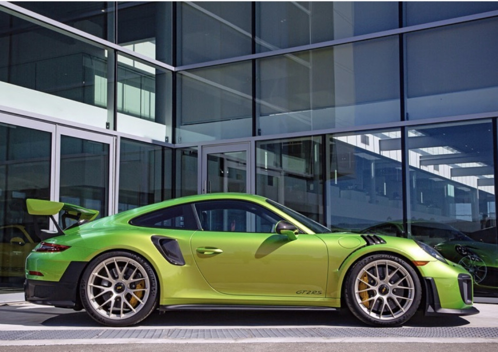 Giờ đây, việc mà Porsche phải làm không chỉ là kiếm khách hàng cho dòng xe 911 GT2 RS mà họ còn phải tạo ra những chương trình cá nhân hoá riêng biệt. Chẳng hạn như một chiếc Porsche 911 GT2 RS khi rời nhà máy ở Đức đã đáp sang Canada với bộ áo được chủ xe đặt hàng riêng biệt. Giờ đây, việc mà Porsche phải làm không chỉ là kiếm khách hàng cho dòng xe 911 GT2 RS mà họ còn phải tạo ra những chương trình cá nhân hoá riêng biệt. Chẳng hạn như một chiếc Porsche 911 GT2 RS khi rời nhà máy ở Đức đã đáp sang Canada với bộ áo được chủ xe đặt hàng riêng biệt.