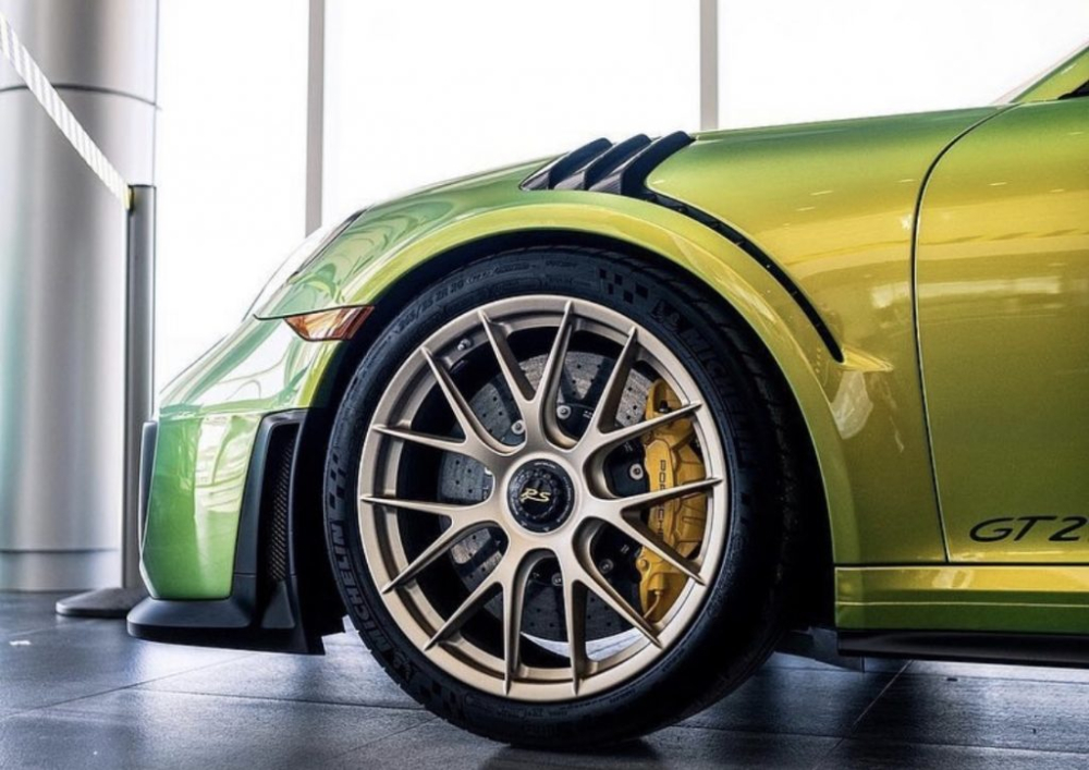 Tất nhiên không thể bỏ qua những chi tiết carbon trên siêu xe Porsche 911 GT2 RS mới đến Canada có bộ áo hơn 2,3 tỷ đồng này. Tất nhiên không thể bỏ qua những chi tiết carbon trên siêu xe Porsche 911 GT2 RS mới đến Canada có bộ áo hơn 2,3 tỷ đồng này.