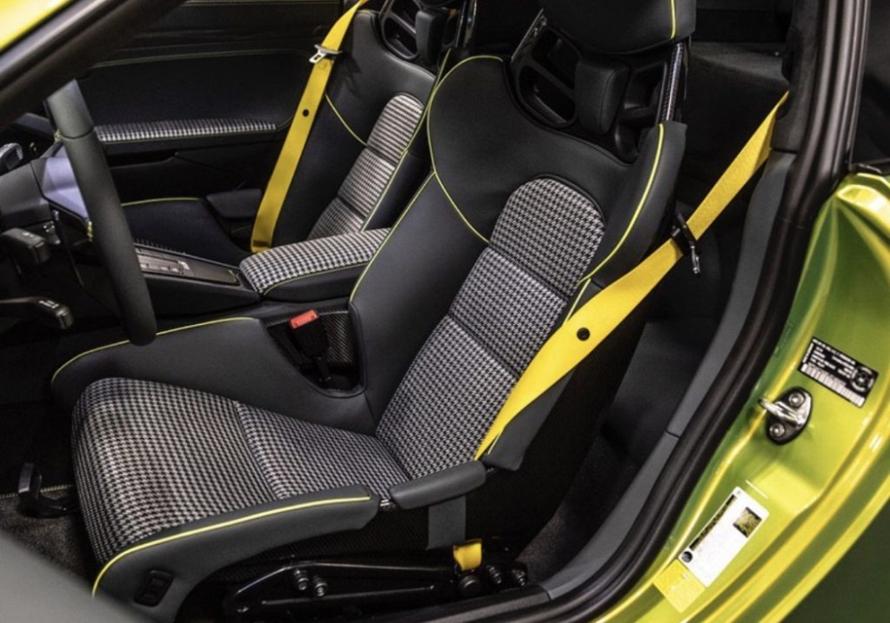 Porsche 911 GT2 RS sở hữu khối động cơ Boxer 6 xi-lanh, tăng áp kép, dung tích 3,8 lít, sản sinh công suất tối đa lên đến 700 mã lực và mô-men xoắn cực đại đạt 750 Nm. Porsche 911 GT2 RS sở hữu khối động cơ Boxer 6 xi-lanh, tăng áp kép, dung tích 3,8 lít, sản sinh công suất tối đa lên đến 700 mã lực và mô-men xoắn cực đại đạt 750 Nm. Trái tim trên giúp Porsche 911 GT2 RS tăng tốc từ vị trí xuất phát lên 100 km/h chỉ trong thời gian 2,8 giây trước khi đạt vận tốc tối đa 340 km/h.