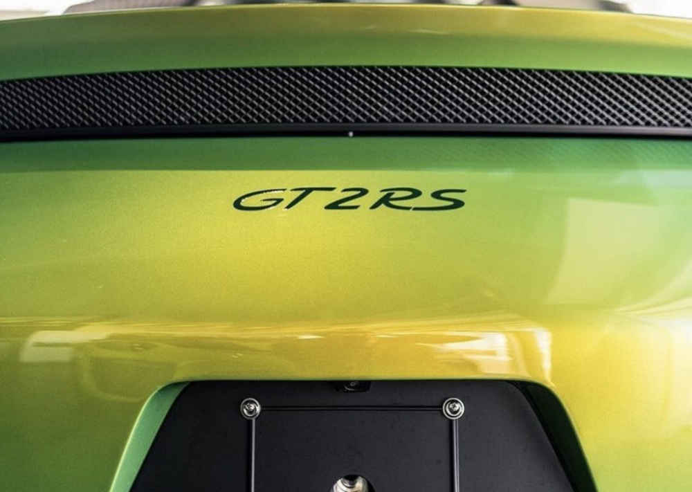 Với màu sơn hỗn hợp vàng-xanh lá này ,dưới từng góc độ quan sát chiếc siêu xe Porsche 911 GT2 RS như một chú tắc kè biến đổi linh hoạt đầy ấn tượng nhờ sự kết hợp của những hạt tạo hiệu ứng có kích thước siêu nhỏ có độ dày 1 micromet sẽ được trộn vào lớp phủ cuối cùng. Với màu sơn hỗn hợp vàng-xanh lá này ,dưới từng góc độ quan sát chiếc siêu xe Porsche 911 GT2 RS như một chú tắc kè biến đổi linh hoạt đầy ấn tượng nhờ sự kết hợp của những hạt tạo hiệu ứng có kích thước siêu nhỏ có độ dày 1 micromet sẽ được trộn vào lớp phủ cuối cùng.