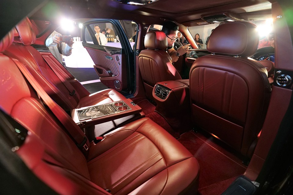 Cận cảnh nội thất của một chiếc xe siêu sang Bentley Mulsanne W.O. Edition. Có thể thấy nội thất bọc da màu đỏ toàn bộ từ ghế ngồi, trần xe đến thảm sàn Cận cảnh nội thất của một chiếc xe siêu sang Bentley Mulsanne W.O. Edition. Có thể thấy nội thất bọc da màu đỏ toàn bộ từ ghế ngồi, trần xe đến thảm sàn