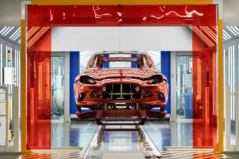 Hình ảnh tại một nhà máy của Aston Martin Hình ảnh tại một nhà máy của Aston Martin