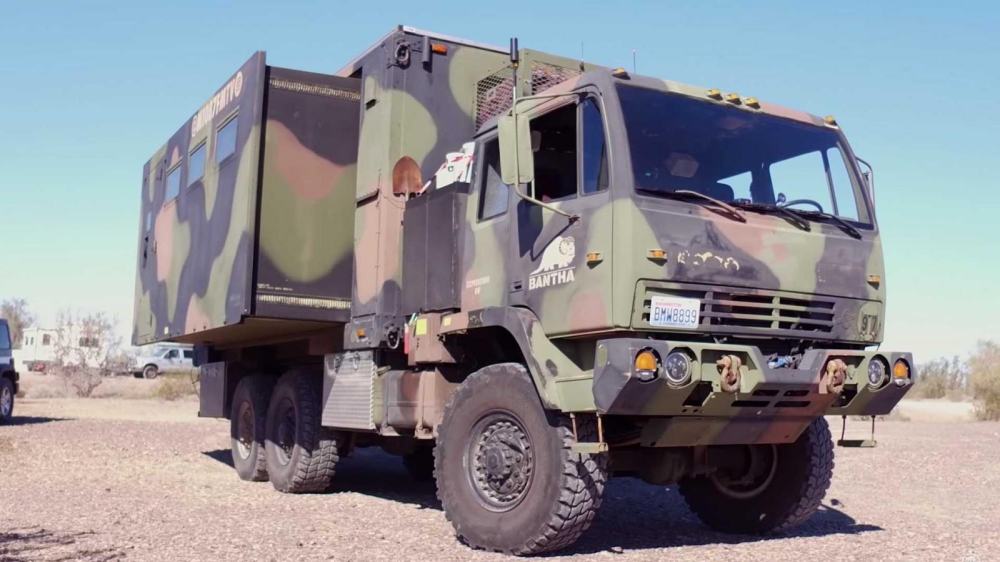 Dáng vẻ bên ngoài của chiếc motorhome này vẫn giư nguyên chất quân sự Dáng vẻ bên ngoài của chiếc motorhome này vẫn giữ nguyên chất quân sự