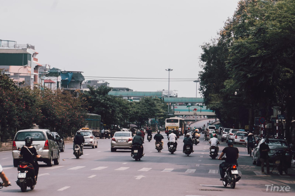 Đường Đê Trần Nhật Duật vẫn khá đông đúc xe qua lại nhưng lưu lượng thưa thớt