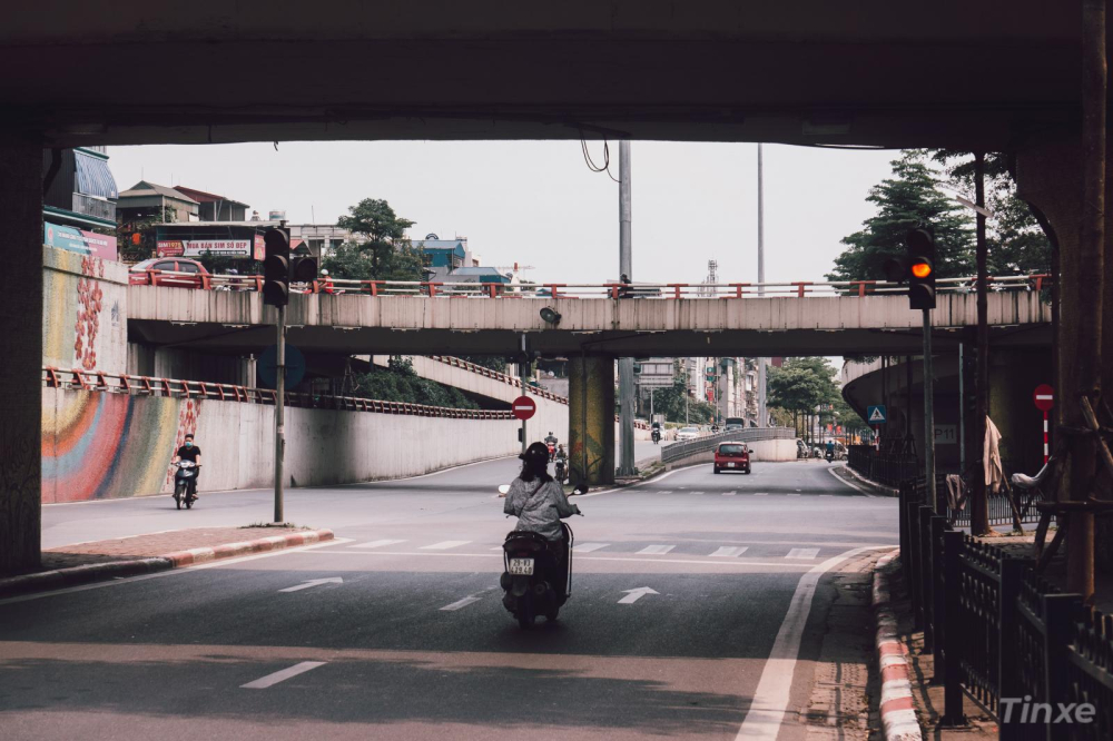 Chân cầu Chương Dương vắng vẻ một cách lạ thường