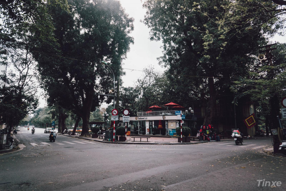 Các con đường ven hồ Gươm thưa người