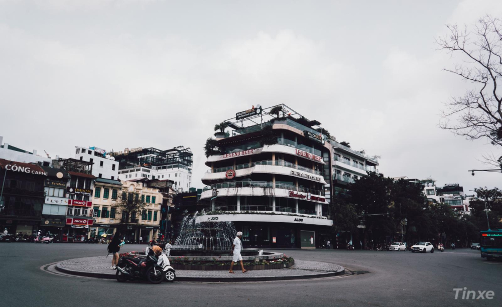 Quảng trường Đông Kinh Nghĩa Thục, Hàm Cá Mập đóng cửa phòng dịch
