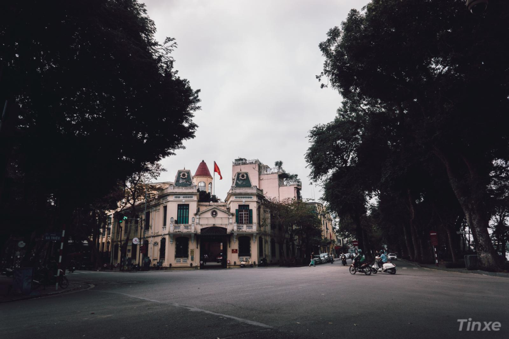 Ngã tư Bà Triệu - Hàng Khay