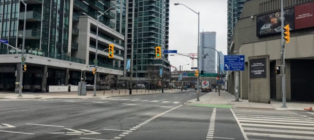 Đường phố Toronto vắng bóng người sau khi dịch virus corona bùng phát Đường phố Toronto vắng bóng người sau khi dịch virus corona bùng phát