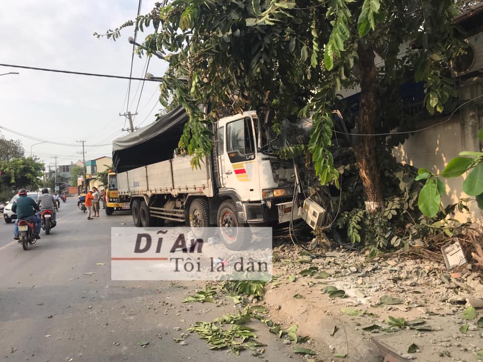 Chiếc ô tô tải bị hỏng nặng đầu xe Chiếc ô tô tải bị hỏng nặng đầu xe